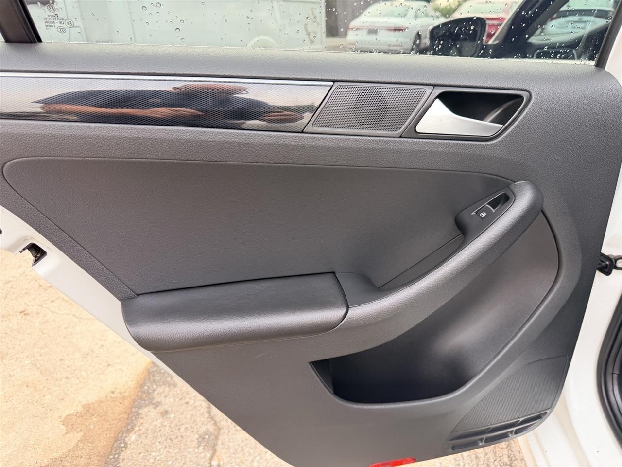 Volkswagen Jetta 1.8T SEL 6A 2017