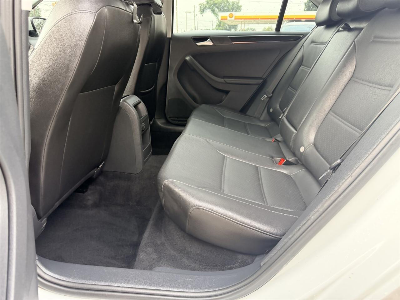 Volkswagen Jetta 1.8T SEL 6A 2017
