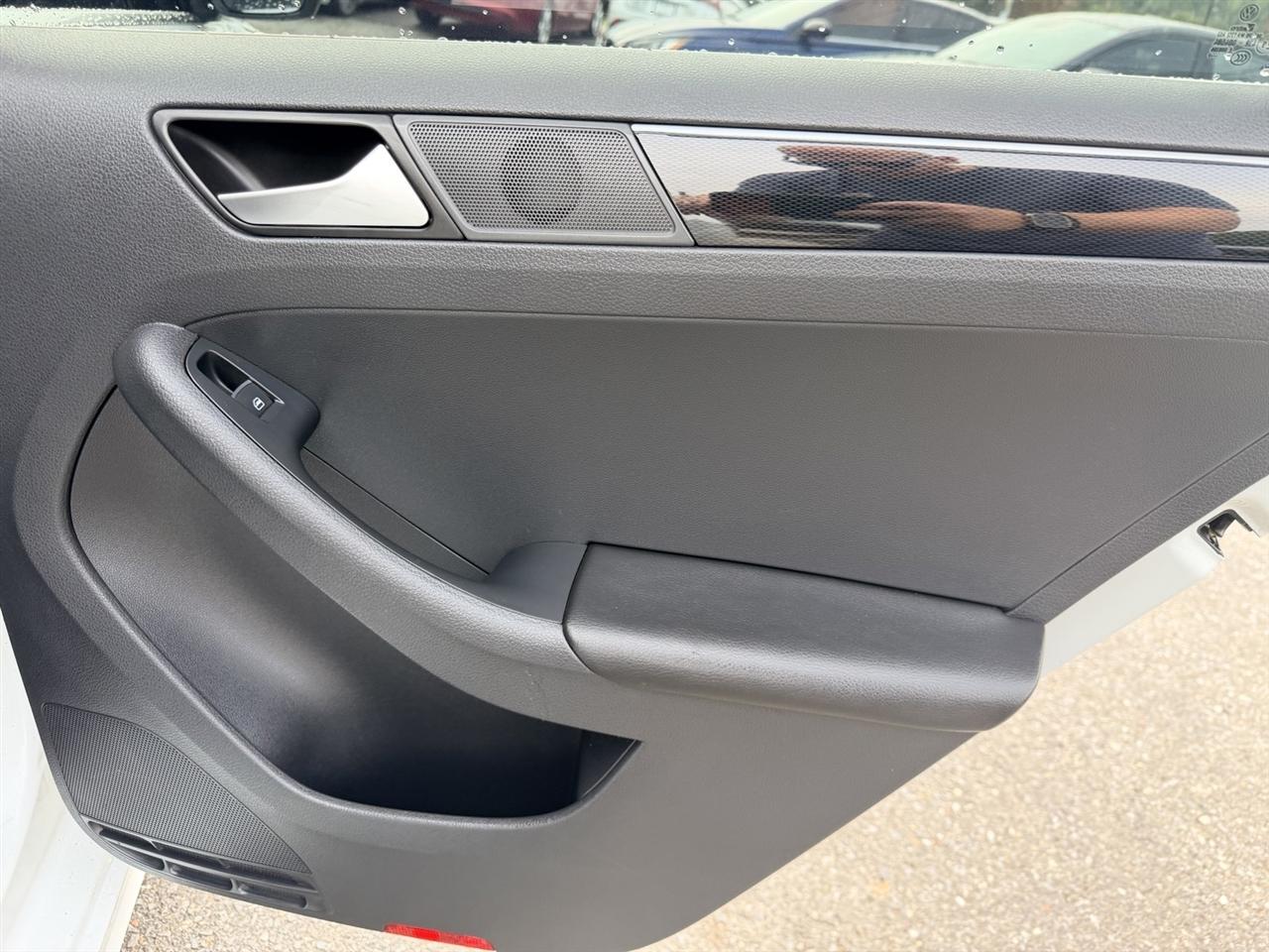 Volkswagen Jetta 1.8T SEL 6A 2017