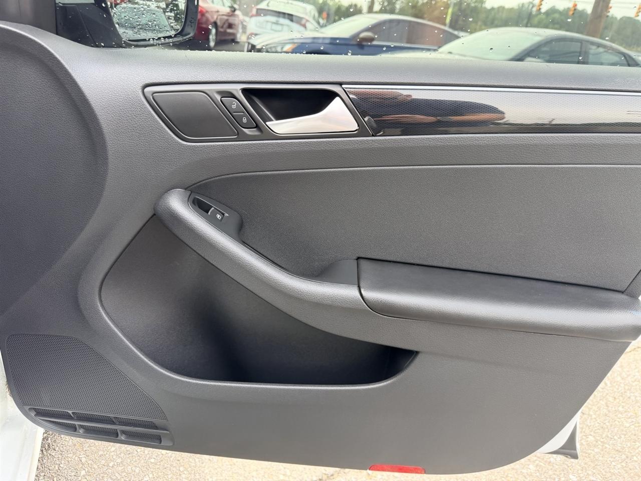 Volkswagen Jetta 1.8T SEL 6A 2017