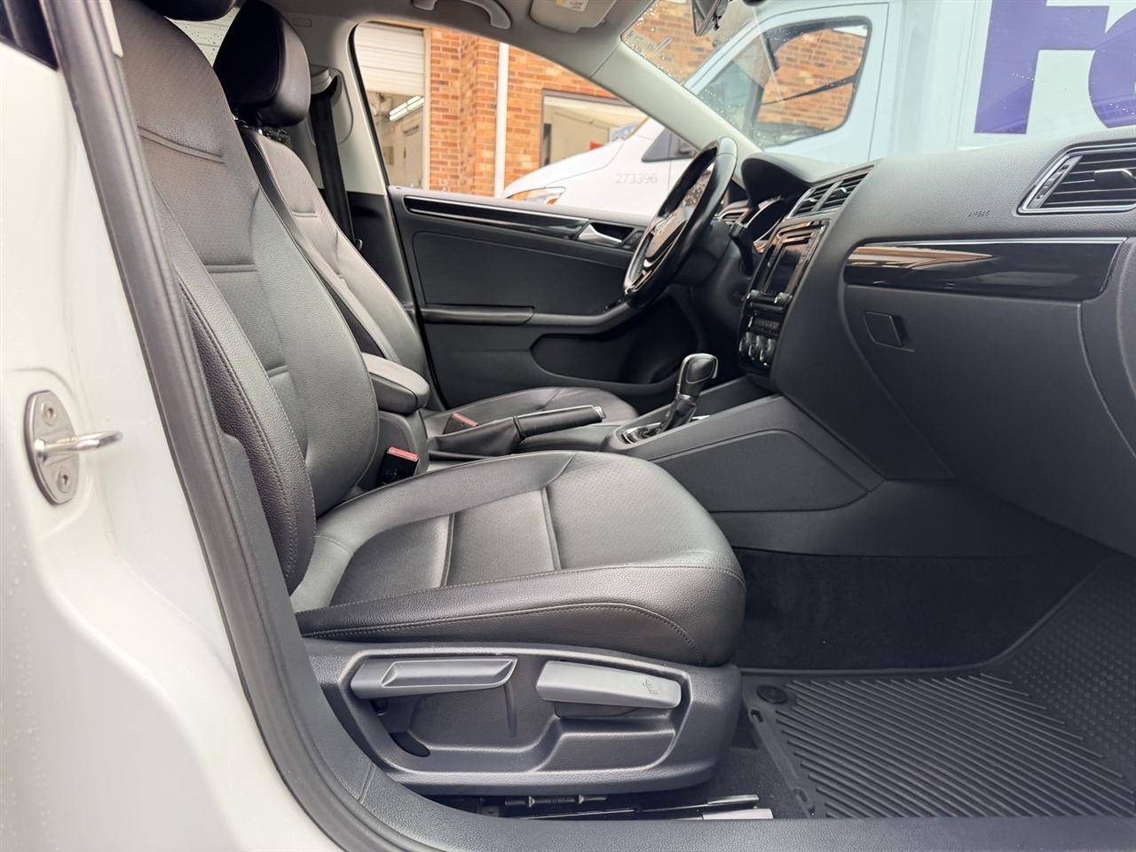 Volkswagen Jetta 1.8T SEL 6A 2017