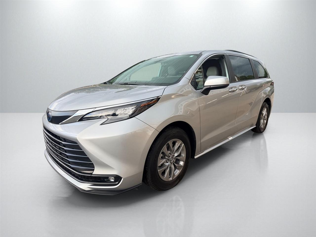 Toyota Sienna XLE 8-Passenger 2025