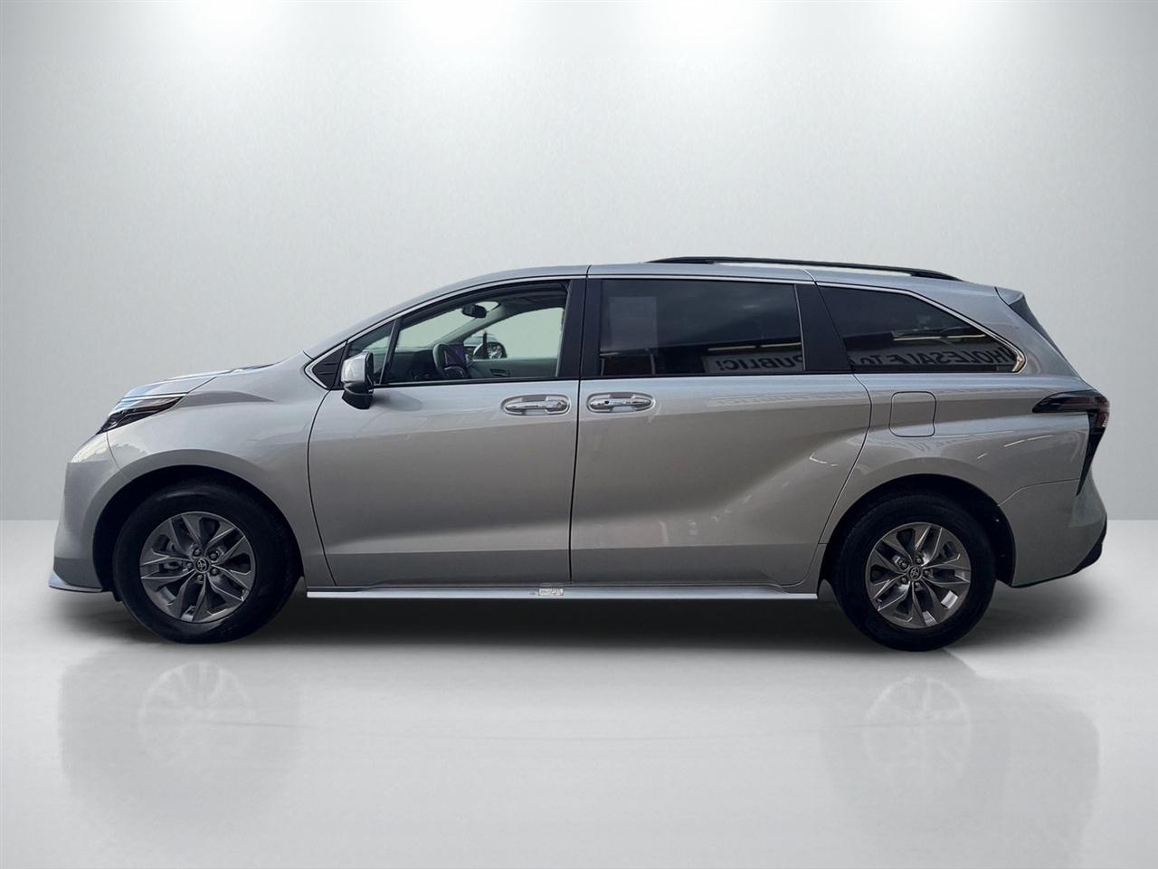 Toyota Sienna XLE 8-Passenger 2025
