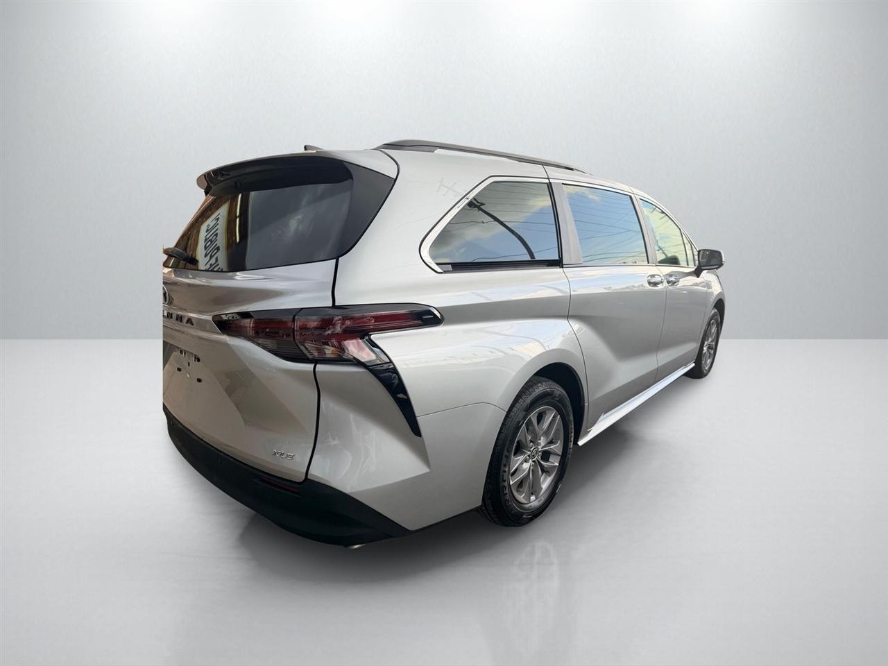 Toyota Sienna XLE 8-Passenger 2025