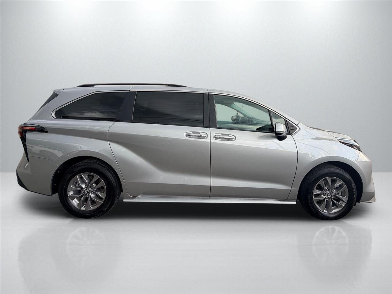 Toyota Sienna XLE 8-Passenger 2025