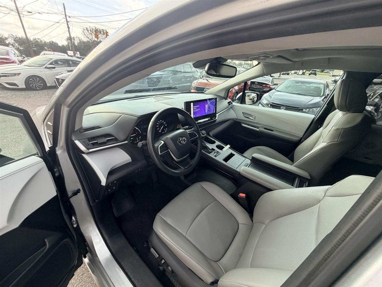 Toyota Sienna XLE 8-Passenger 2025