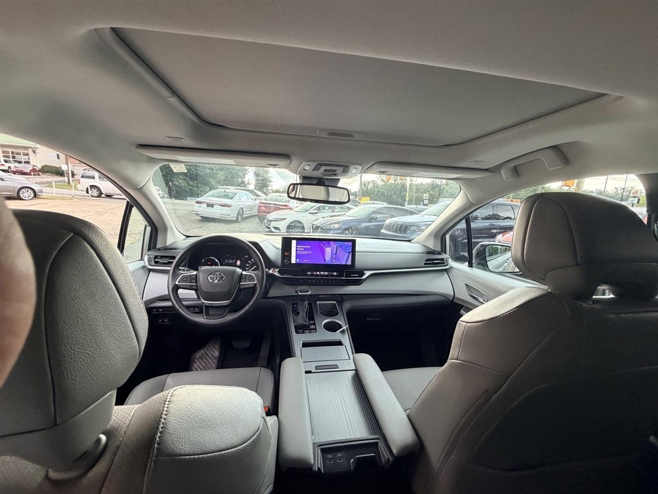 Toyota Sienna XLE 8-Passenger 2025
