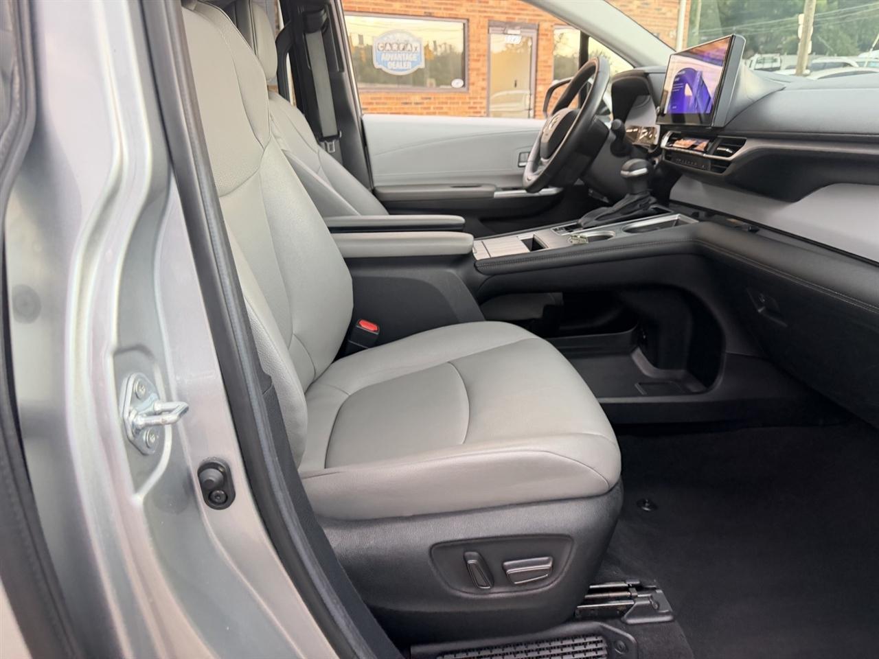 Toyota Sienna XLE 8-Passenger 2025