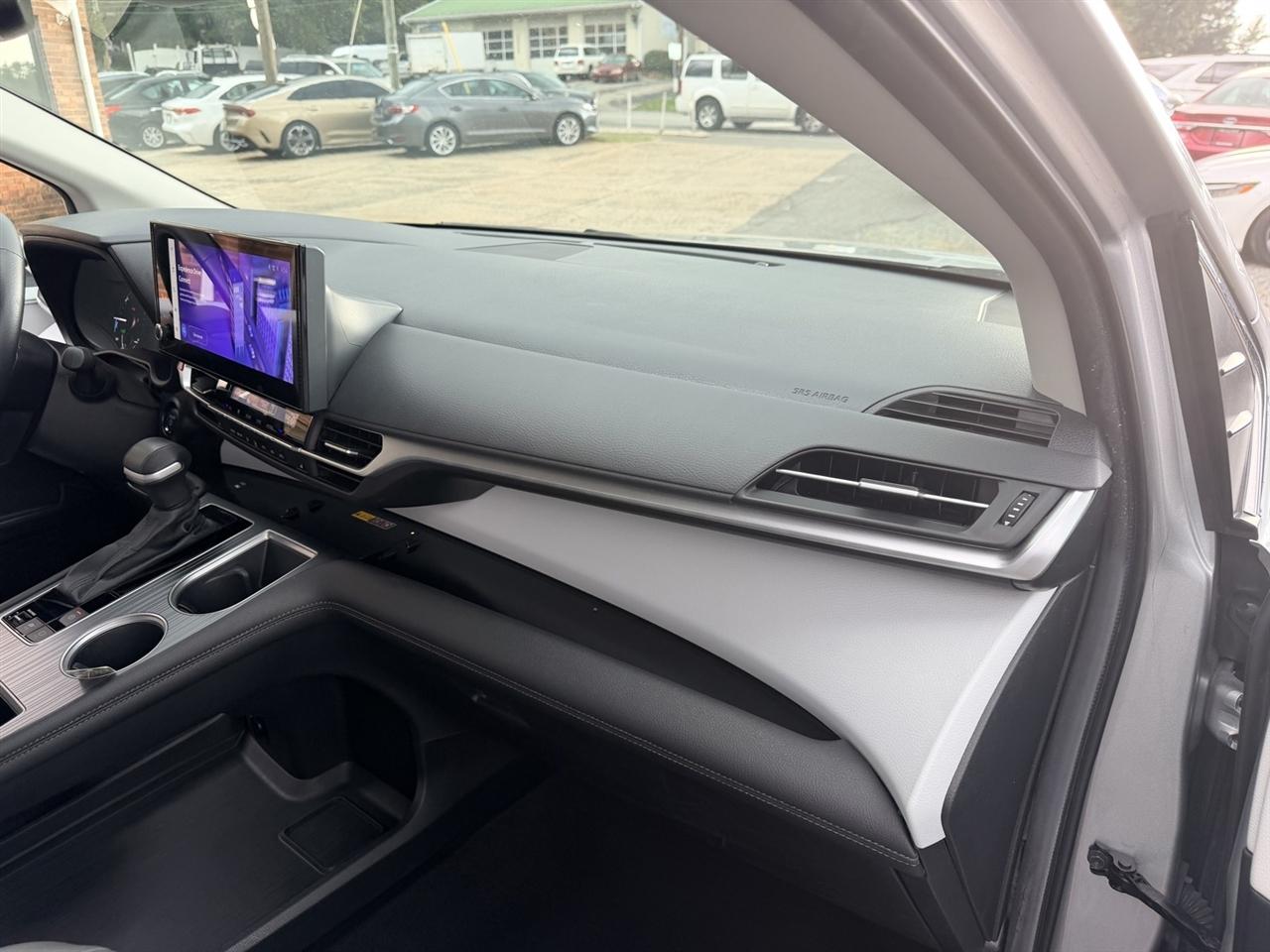 Toyota Sienna XLE 8-Passenger 2025