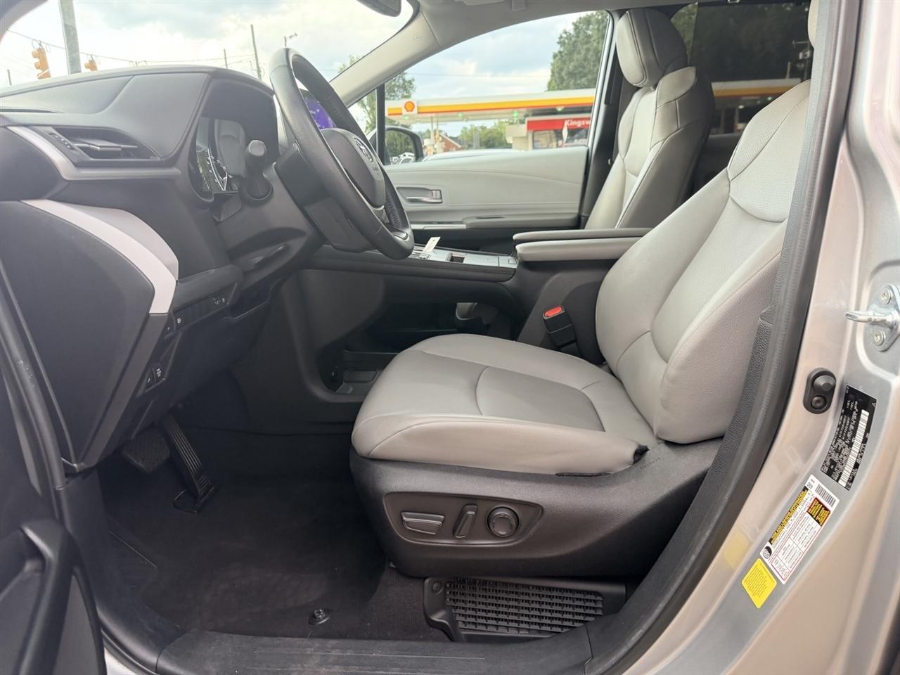 Toyota Sienna XLE 8-Passenger 2025