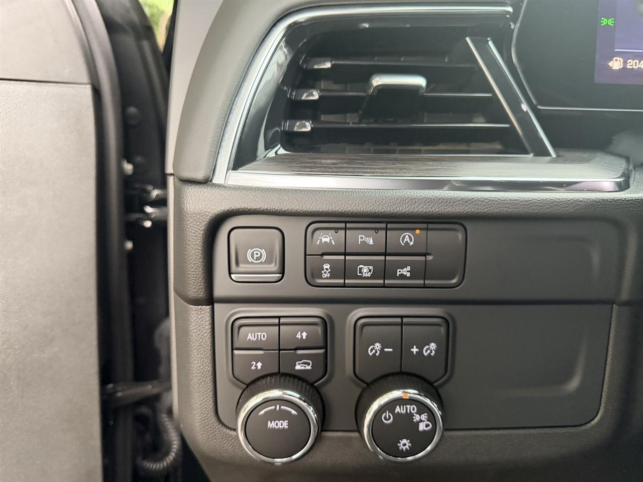 Chevrolet Suburban photo 16