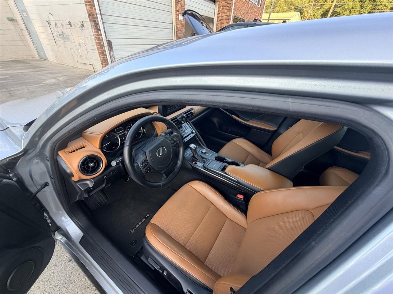 Lexus IS 300 RWD 2024