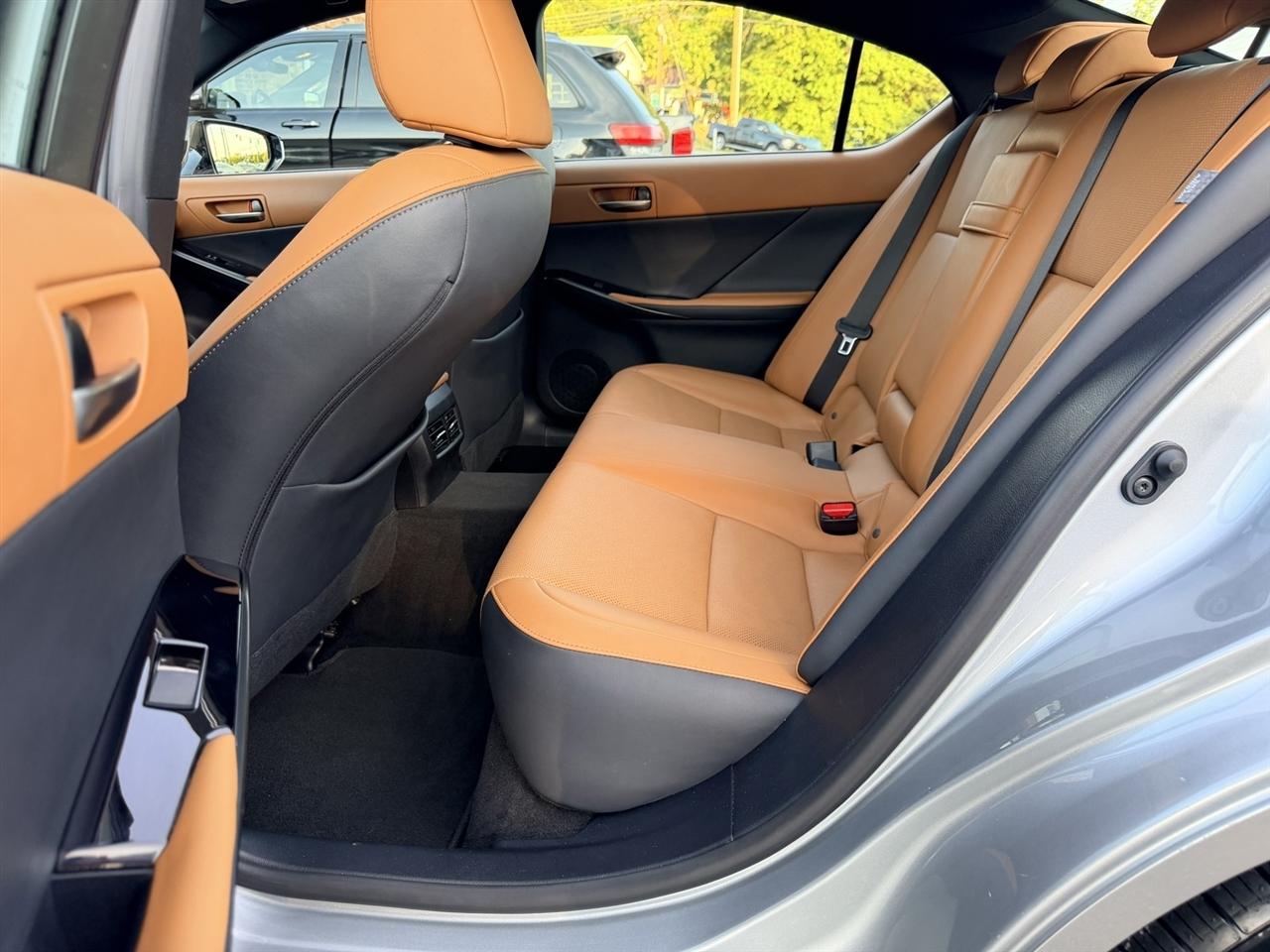 Lexus IS 300 RWD 2024