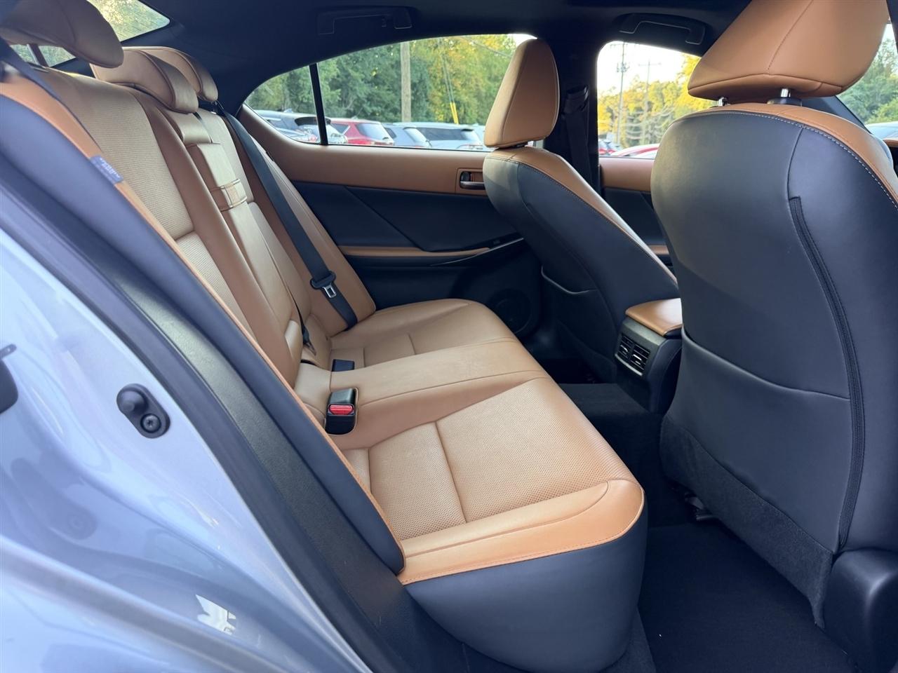 Lexus IS 300 RWD 2024