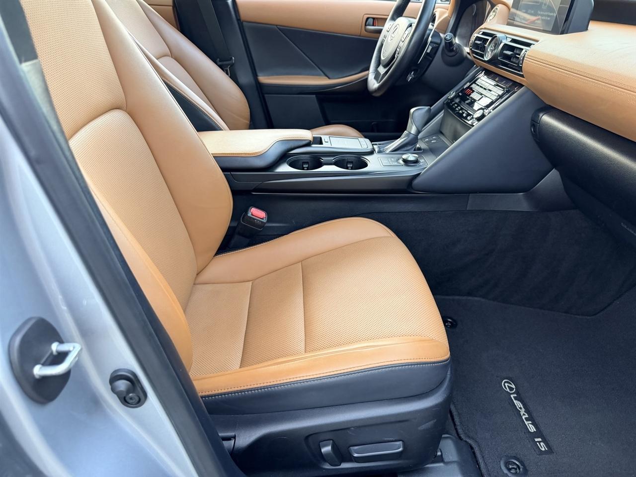Lexus IS 300 RWD 2024