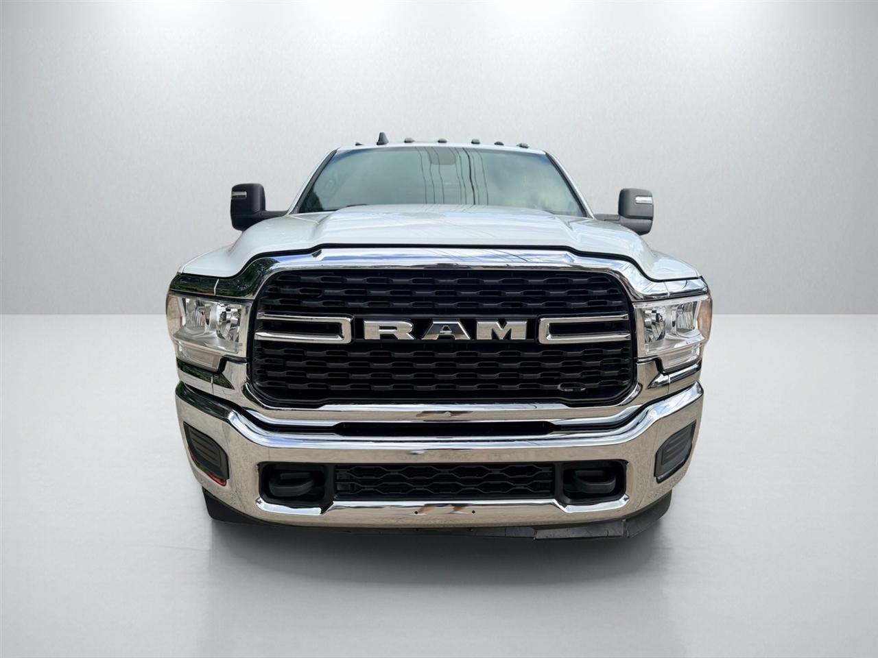 RAM 3500 SLT Crew Cab 4WD 2024