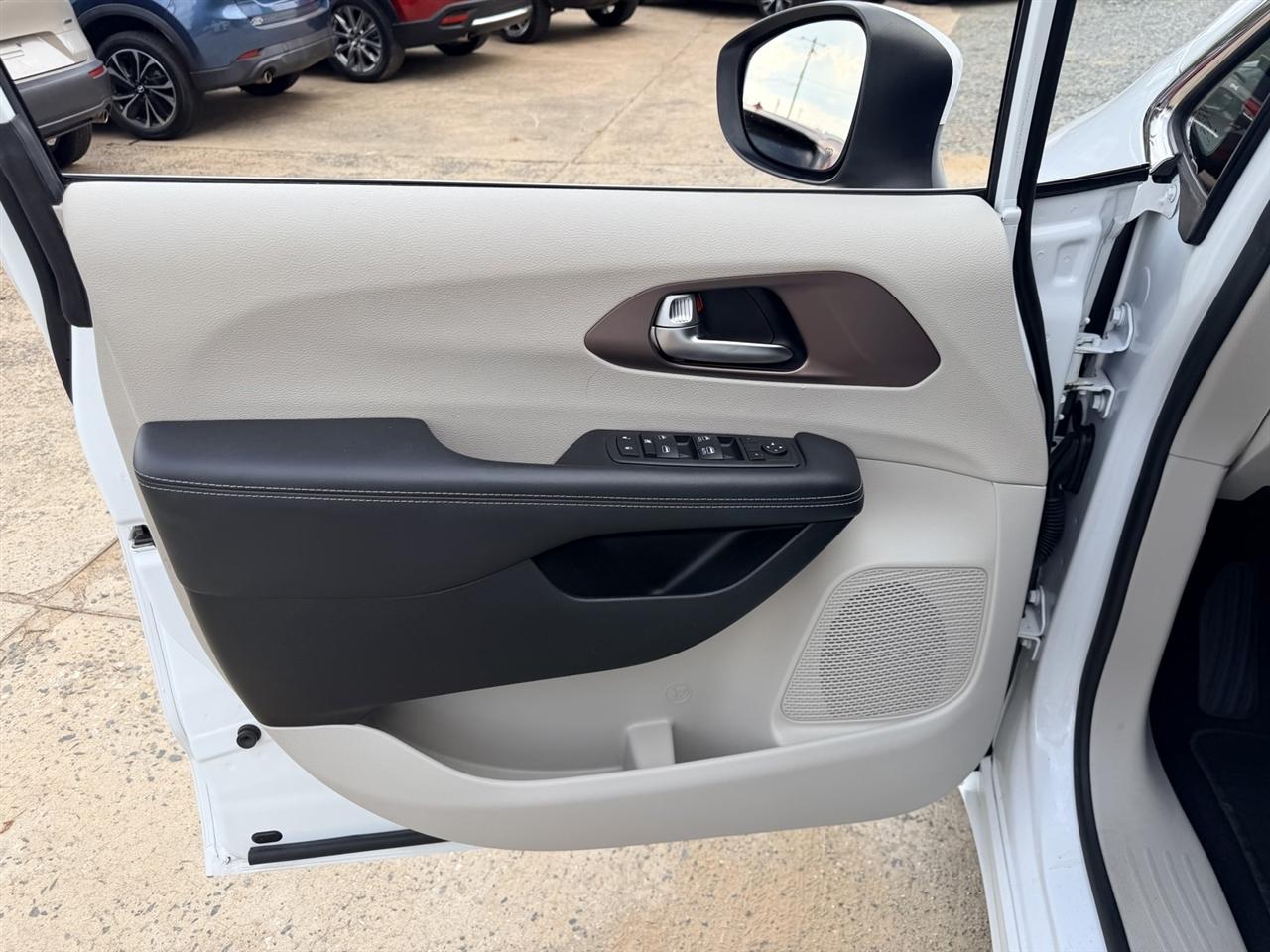 Chrysler Voyager photo 13