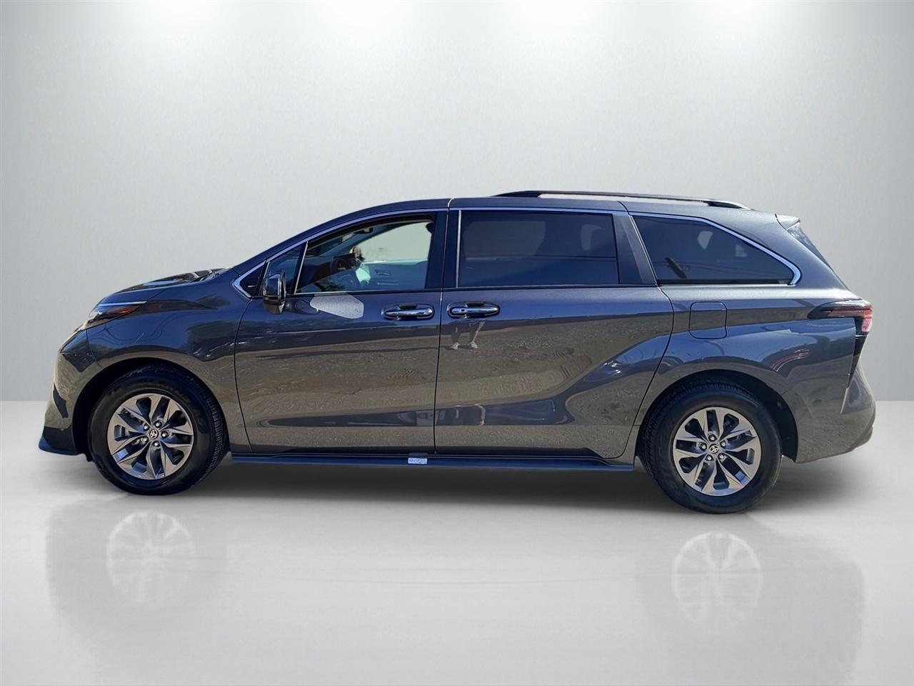 Toyota Sienna XLE 8-Passenger 2025