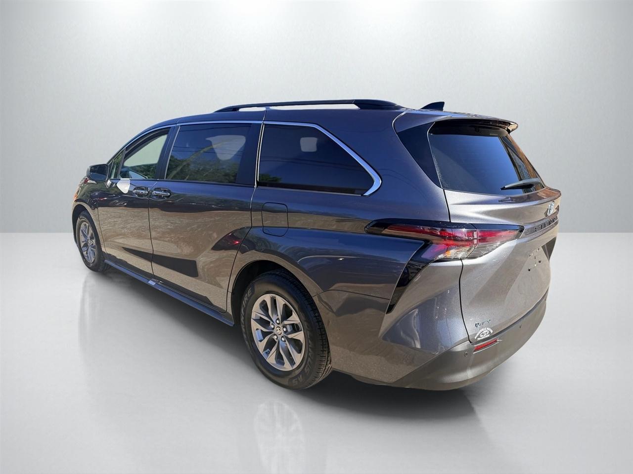 Toyota Sienna XLE 8-Passenger 2025