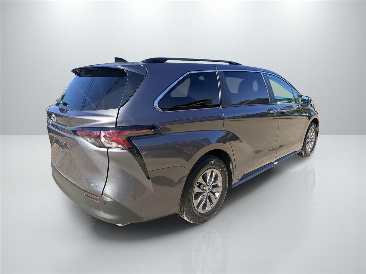Toyota Sienna XLE 8-Passenger 2025