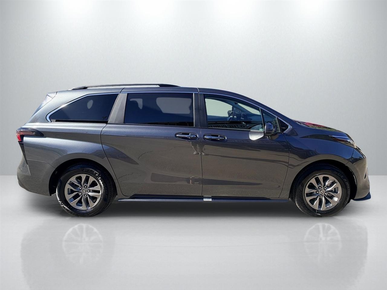 Toyota Sienna XLE 8-Passenger 2025