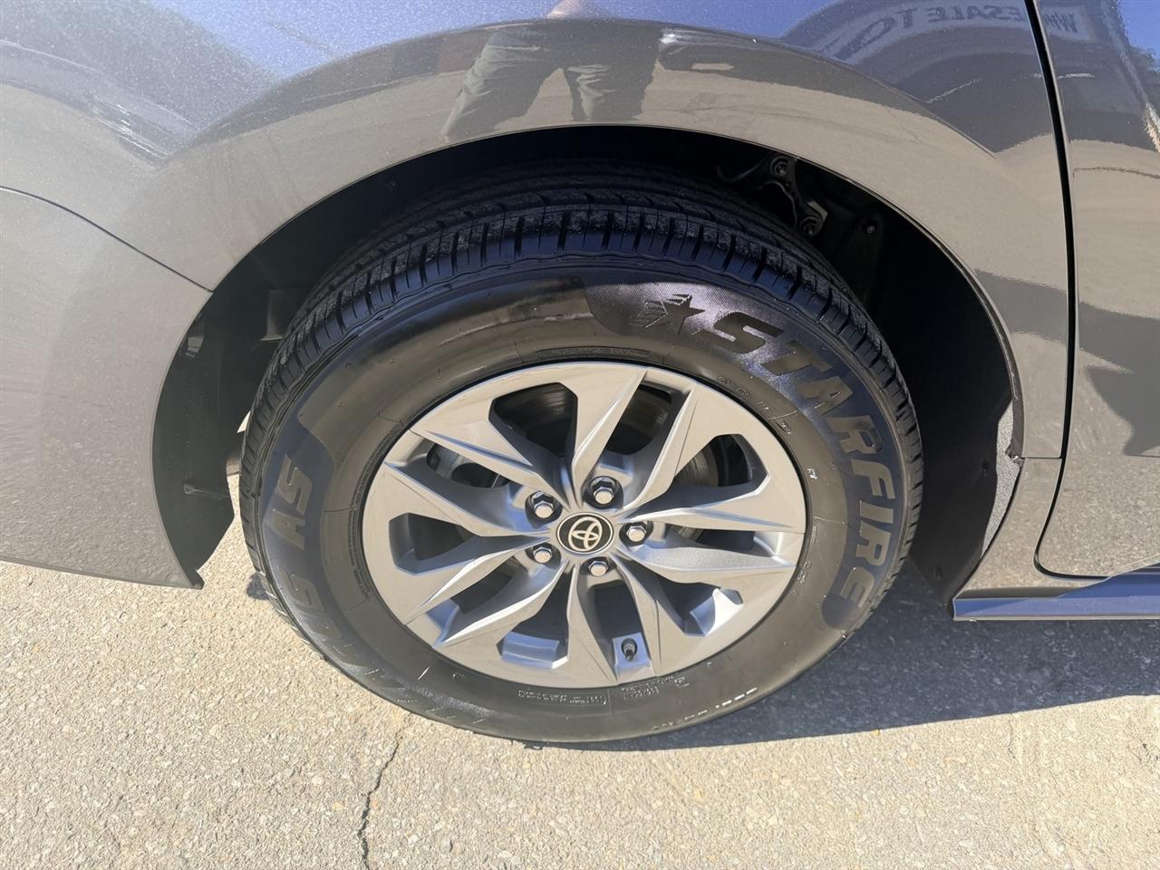 Toyota Sienna XLE 8-Passenger 2025