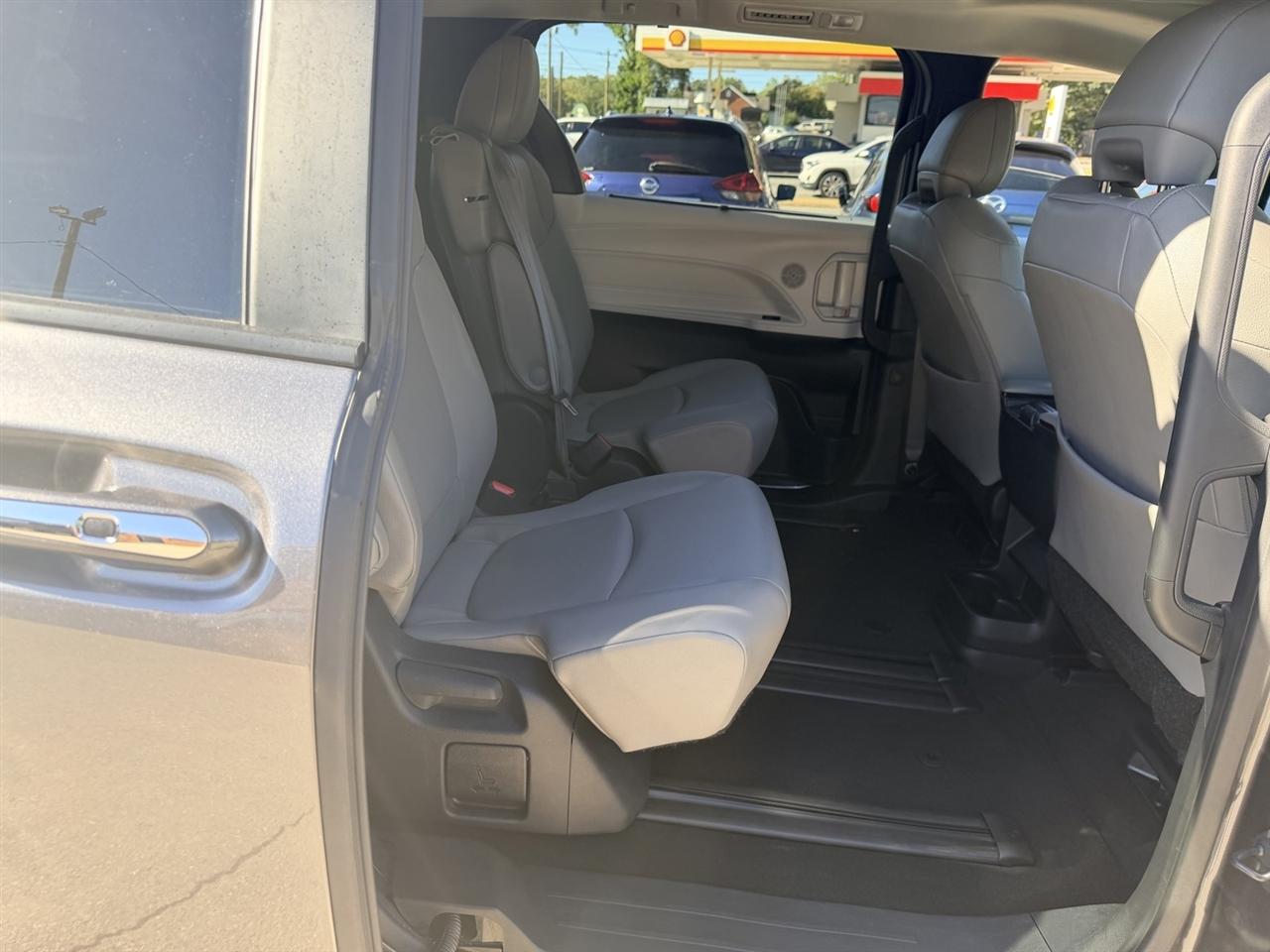 Toyota Sienna XLE 8-Passenger 2025