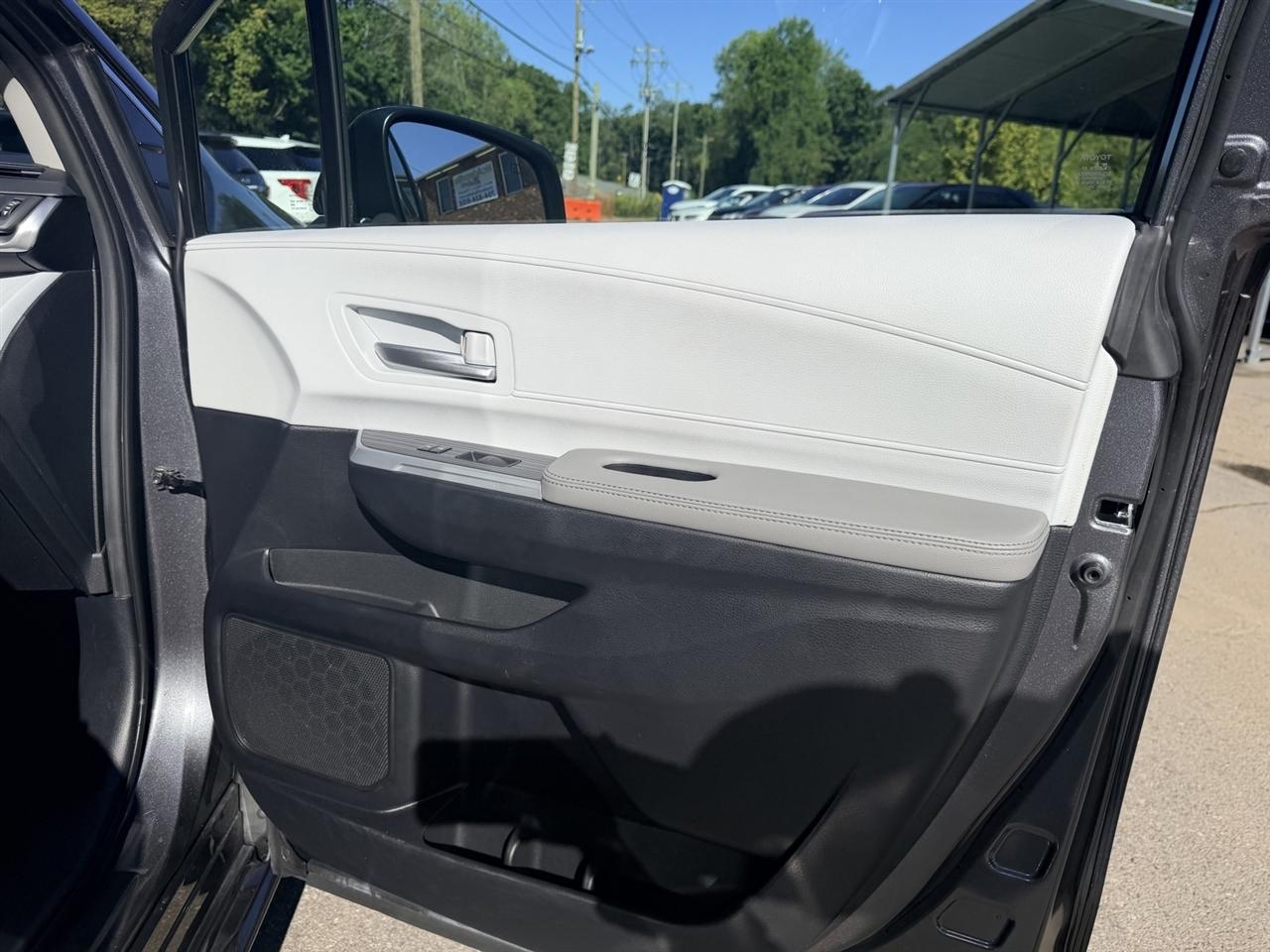 Toyota Sienna XLE 8-Passenger 2025