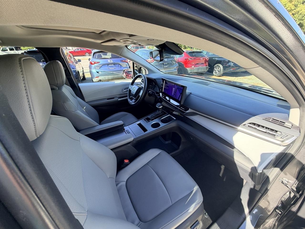 Toyota Sienna XLE 8-Passenger 2025