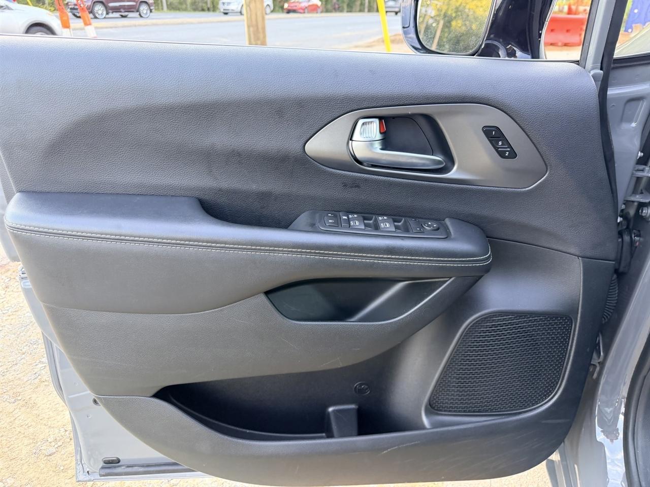 Chrysler Pacifica Select 2025