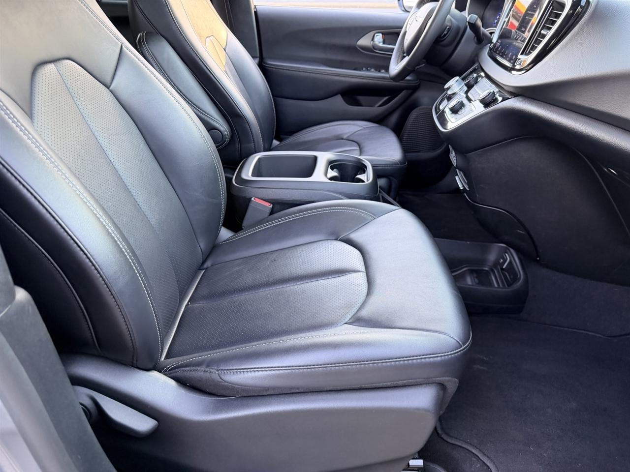 Chrysler Pacifica Select 2025