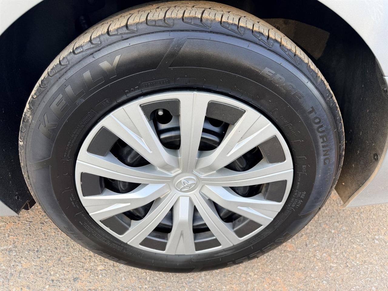 Toyota Camry photo 11