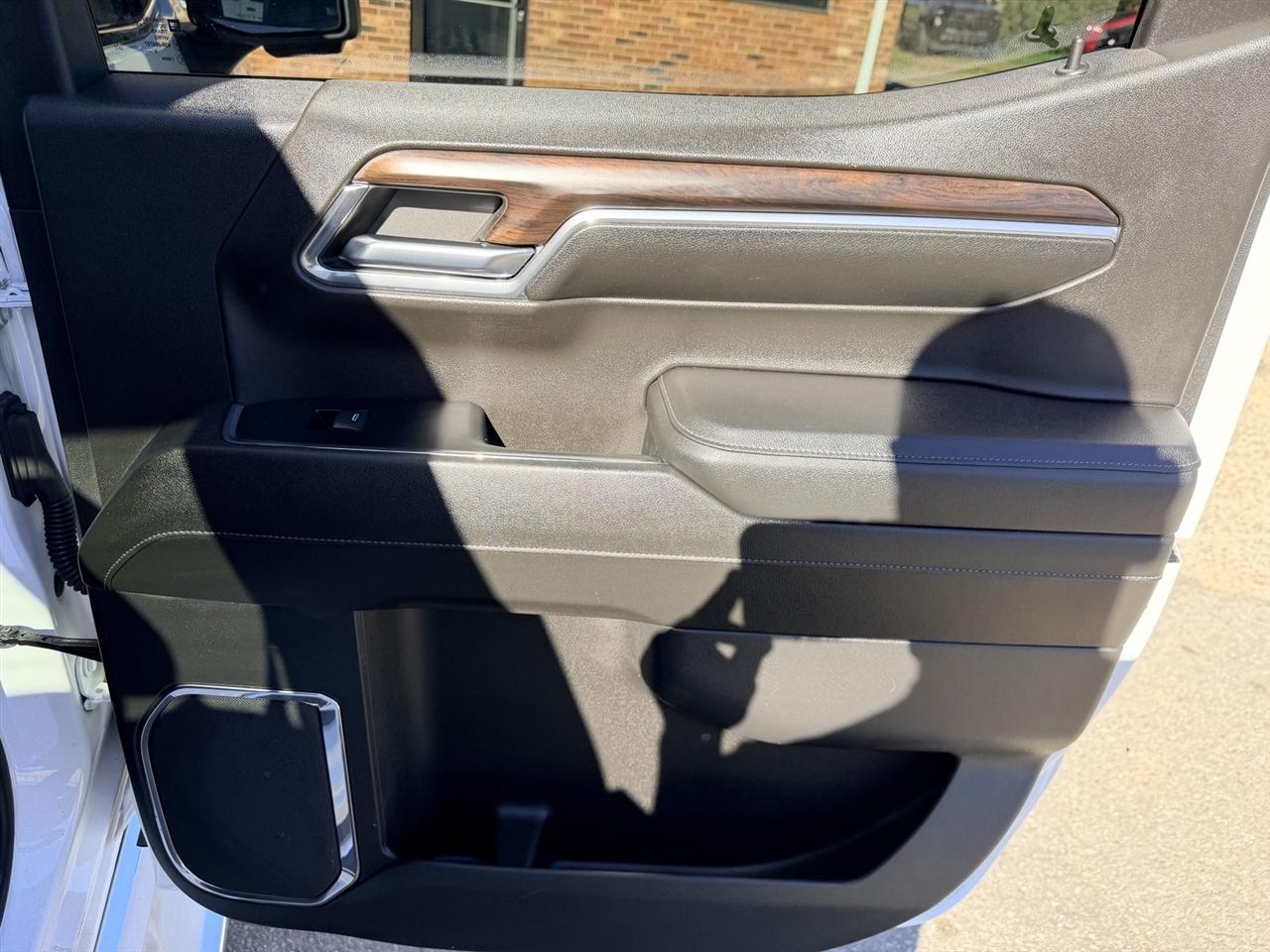 GMC Sierra 1500 SLT Crew Cab 4WD 2024