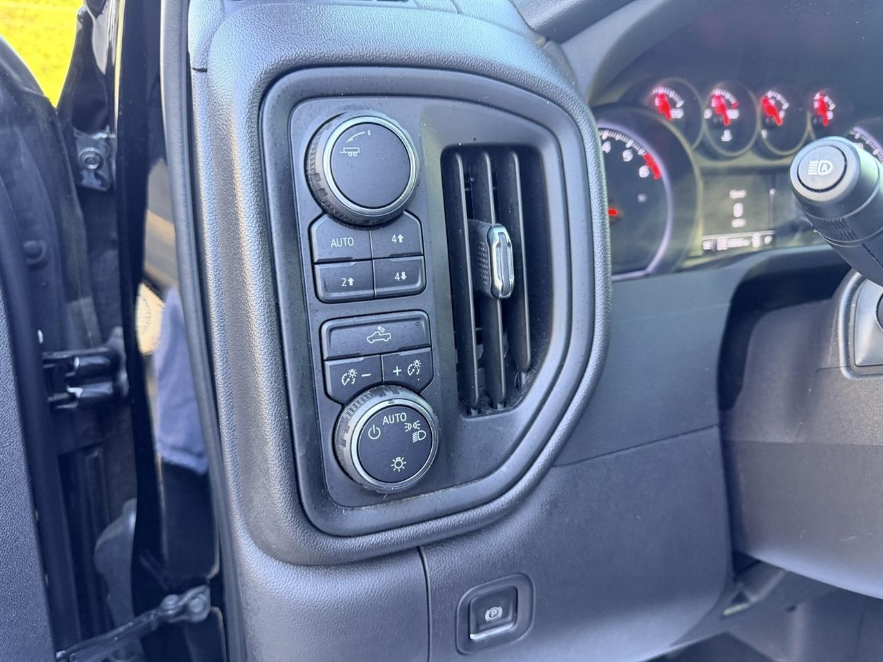 Chevrolet Silverado 1500 Trail Boss Custom Crew Cab 4WD 2024