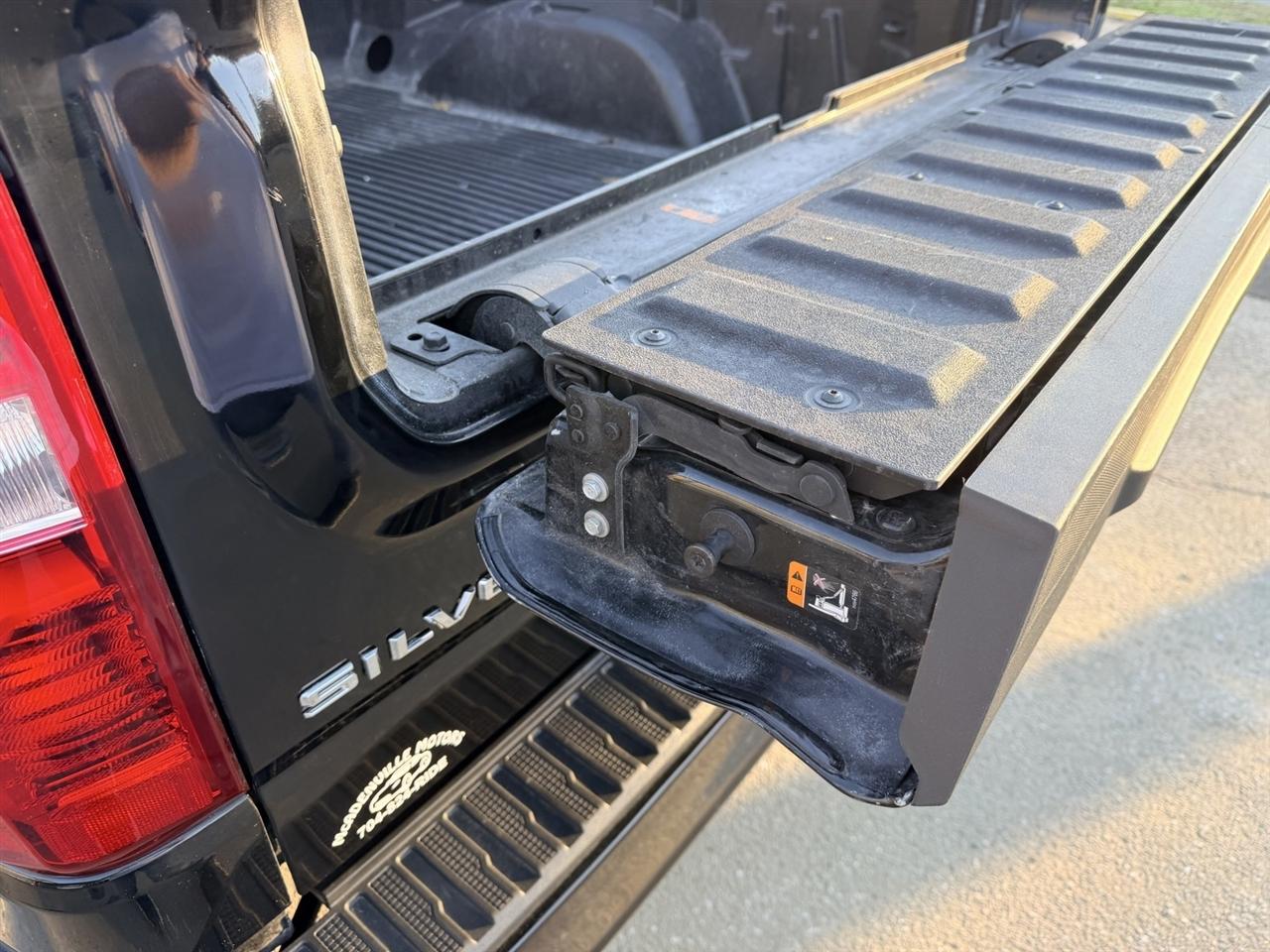 Chevrolet Silverado 1500 Trail Boss Custom Crew Cab 4WD 2024