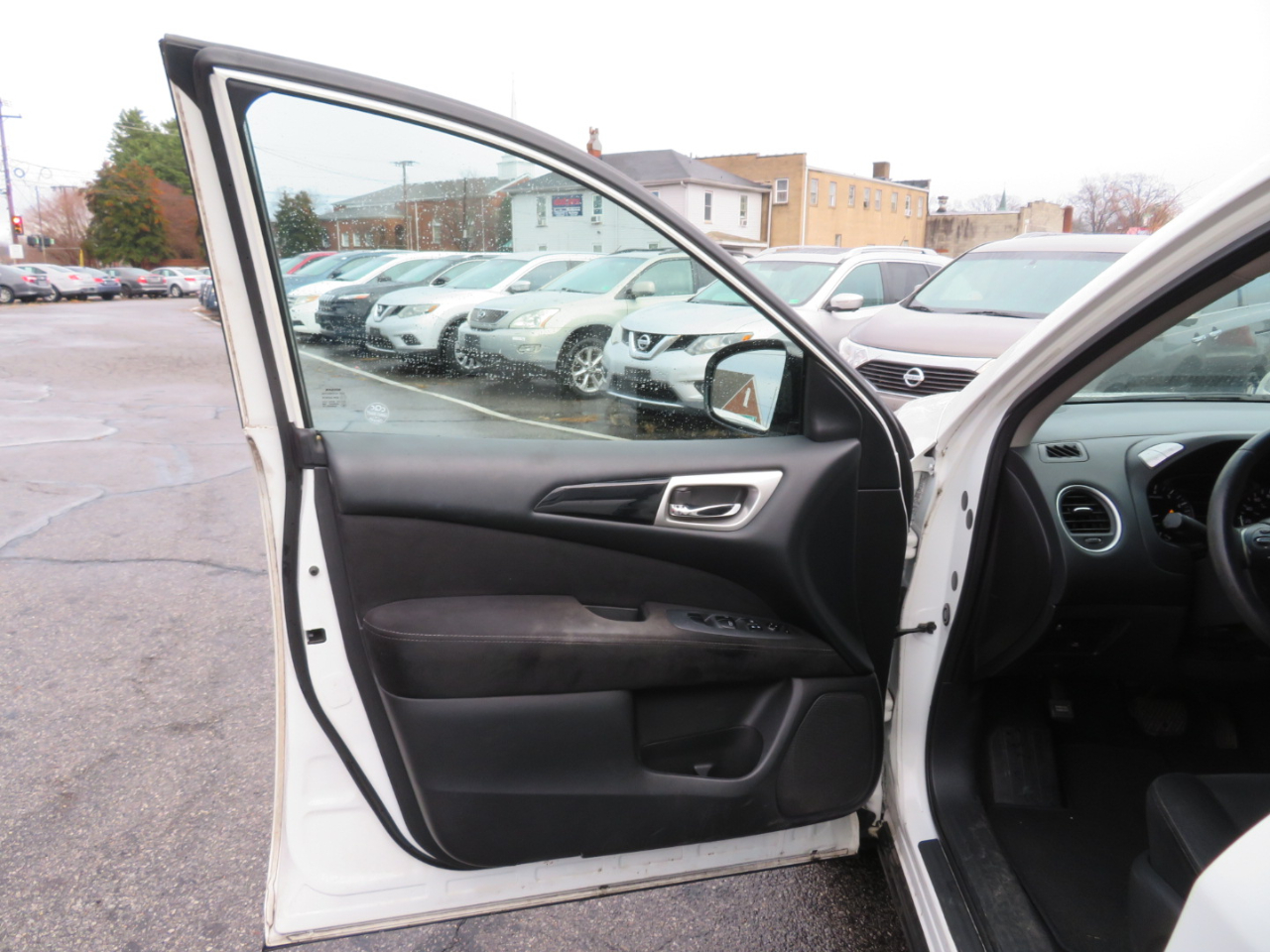 Nissan Pathfinder SV 2WD 2014