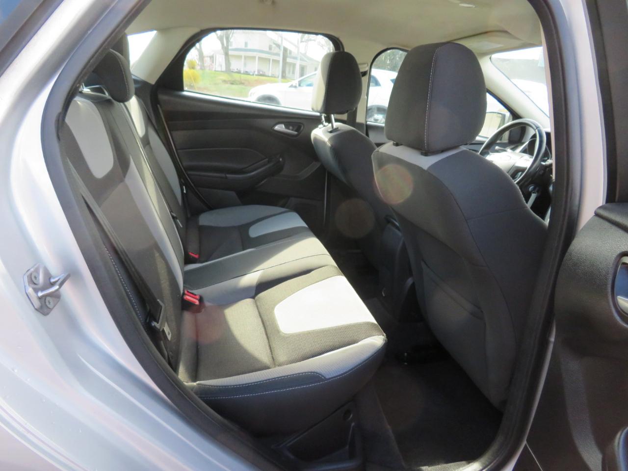 Ford Focus SE Sedan 2012