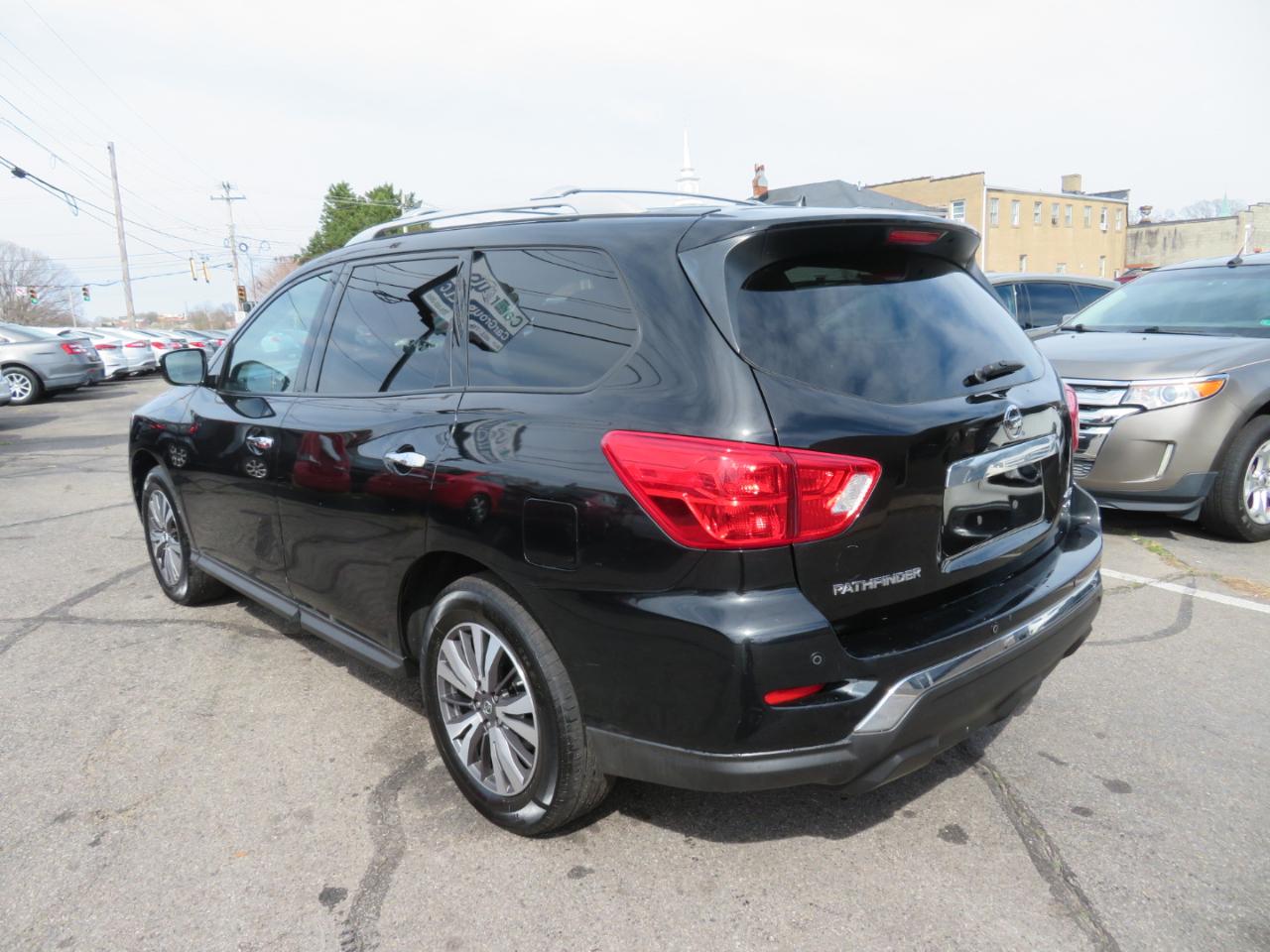 Nissan Pathfinder SV 4WD 2017