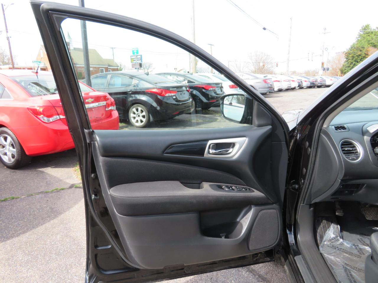 Nissan Pathfinder SV 4WD 2017