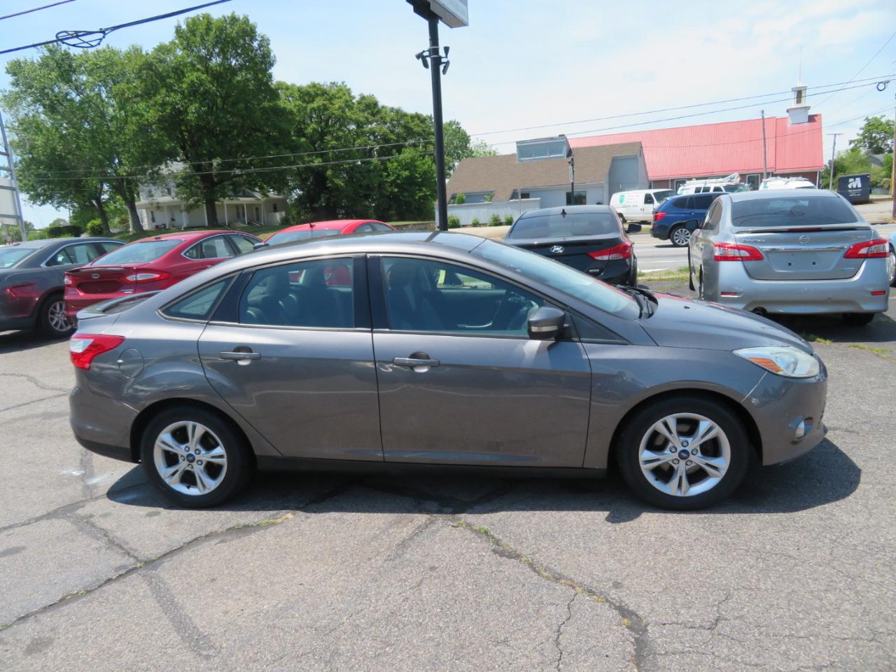 Ford Focus SE Sedan 2012