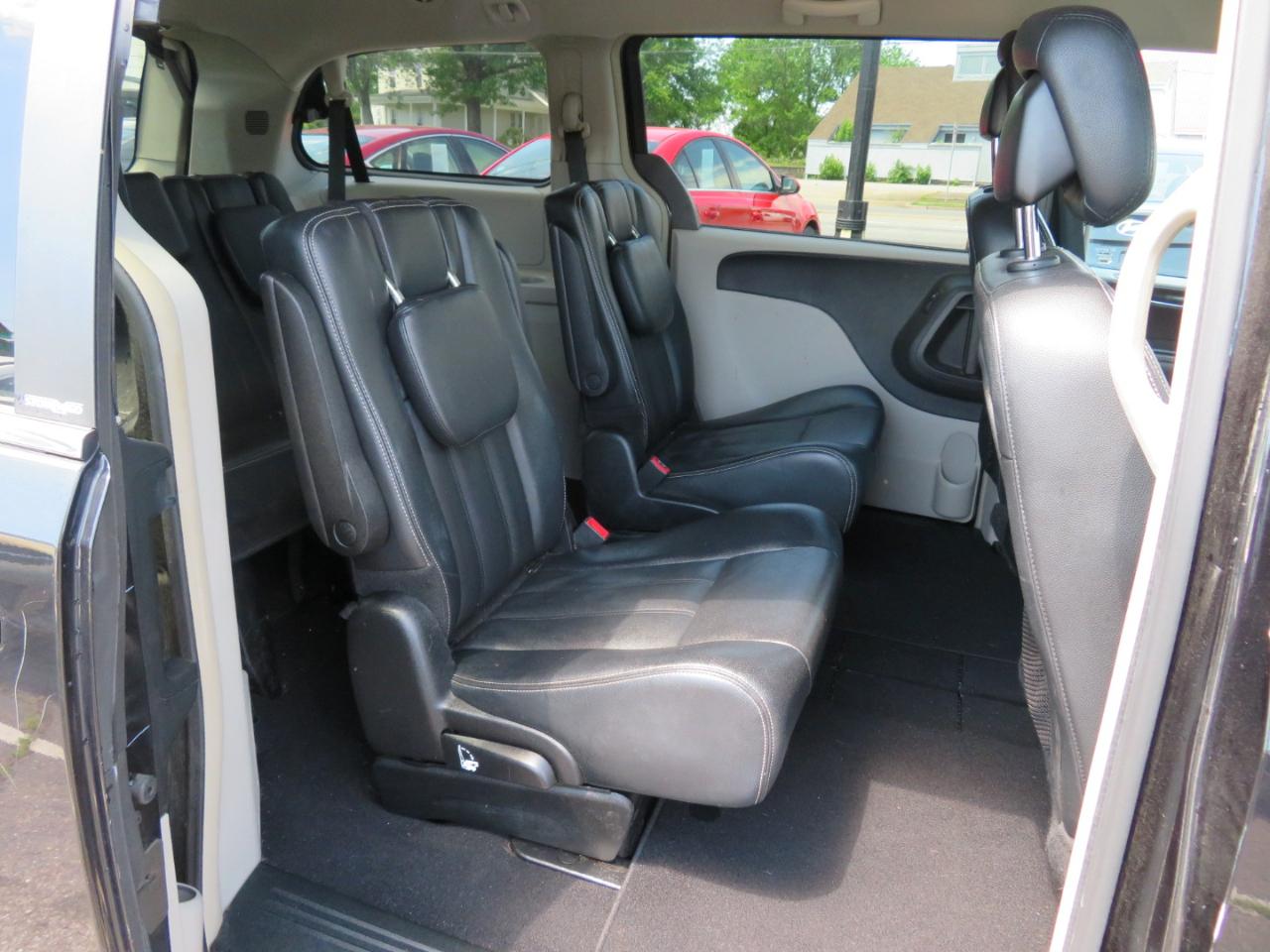 Chrysler Town & Country Touring 2013