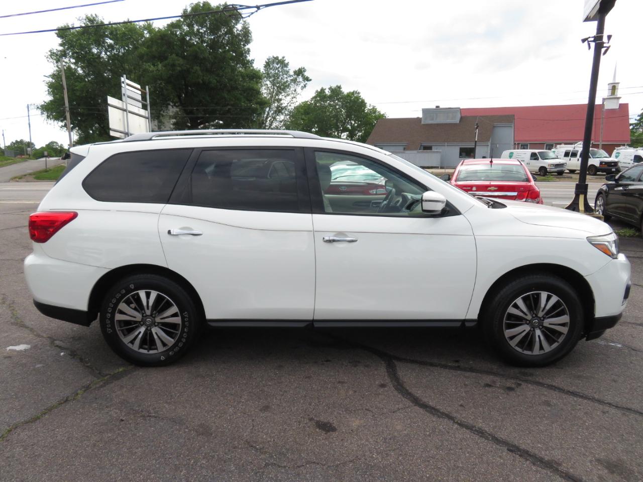 Nissan Pathfinder SV 4WD 2017