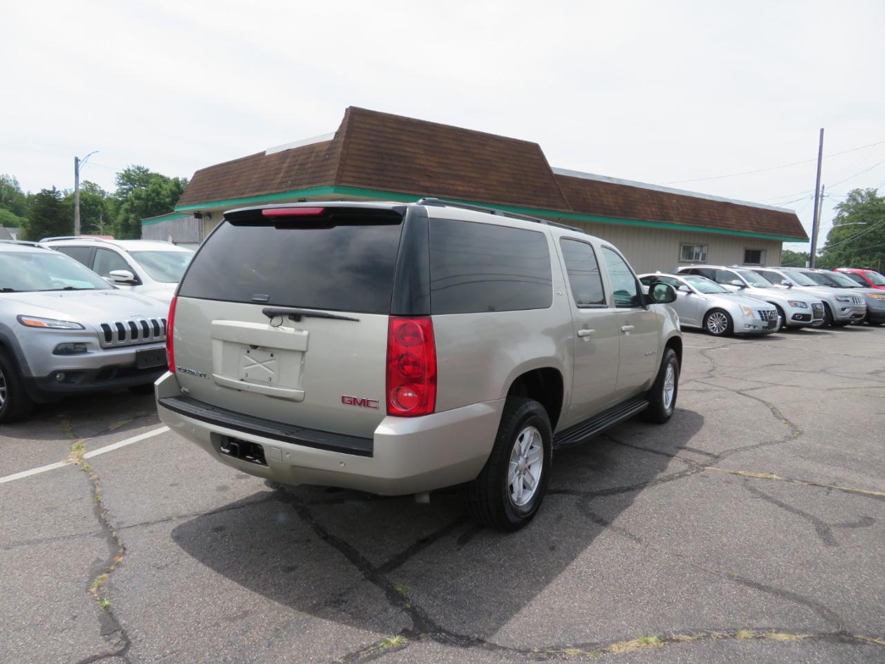 GMC Yukon XL SLT 1/2 Ton 4WD 2014