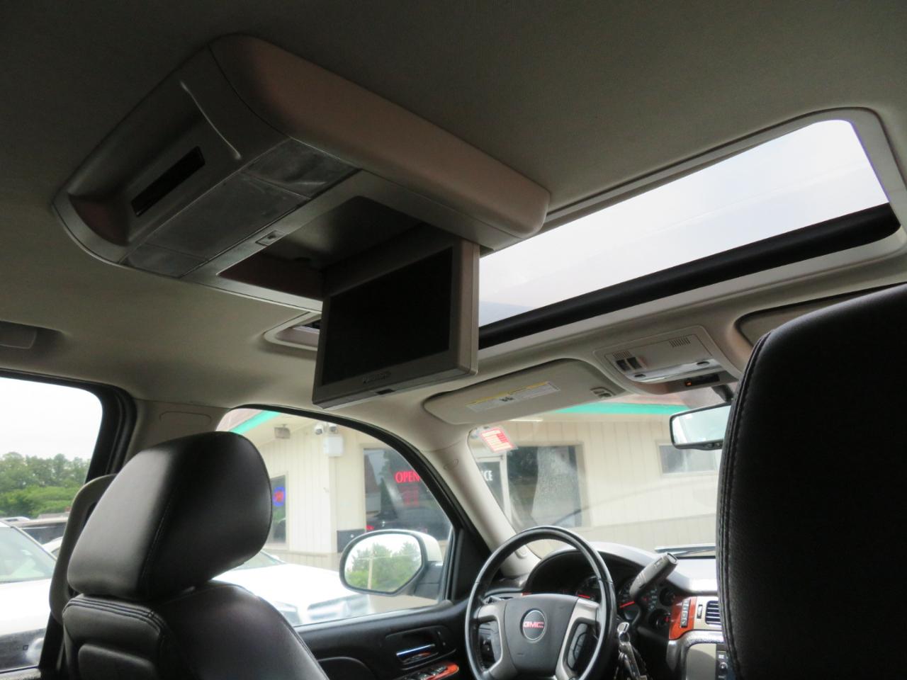 GMC Yukon XL SLT 1/2 Ton 4WD 2014