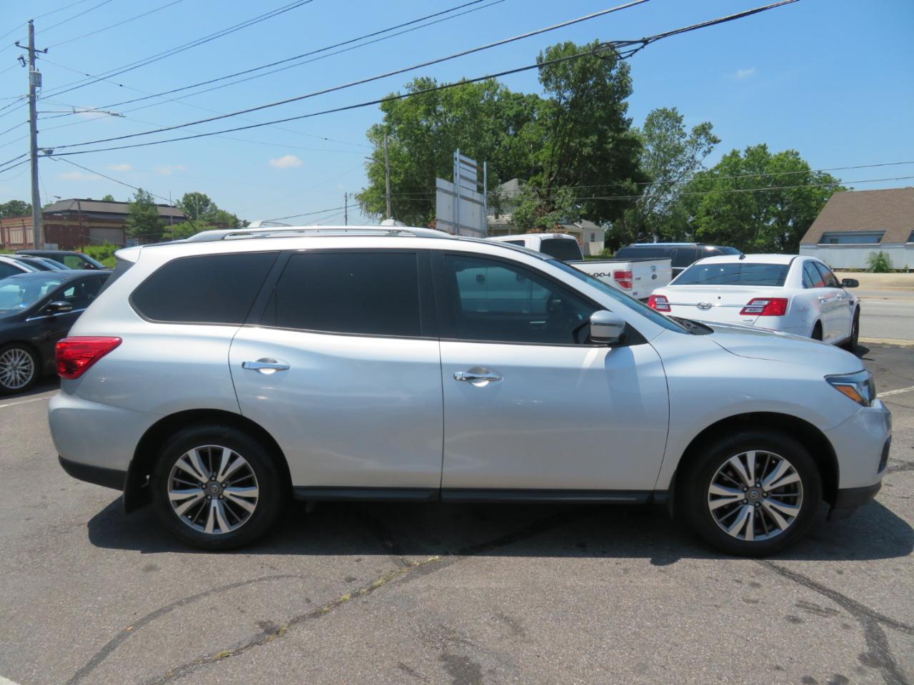 Nissan Pathfinder SV 2WD 2018