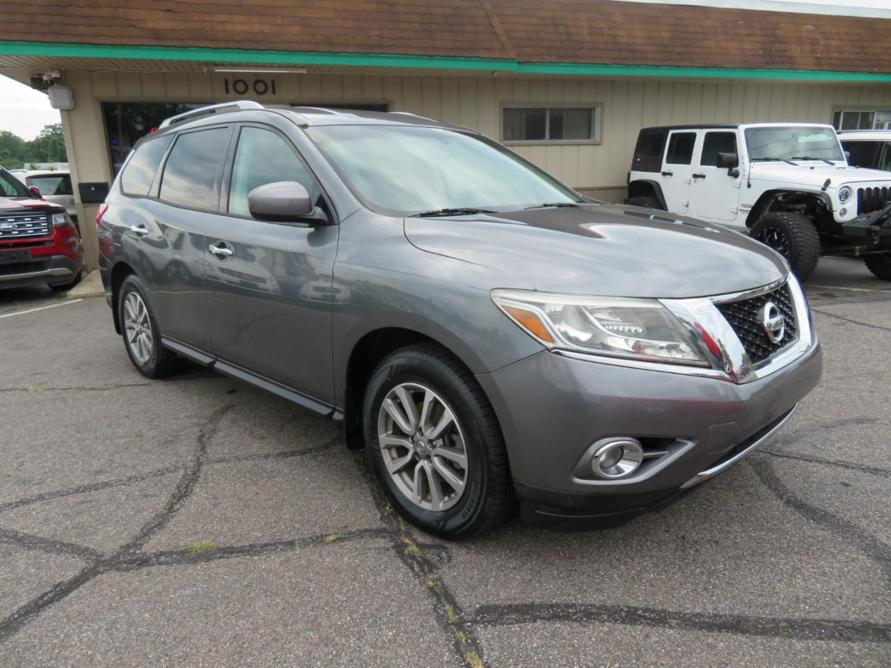 Nissan Pathfinder SV 4WD 2015