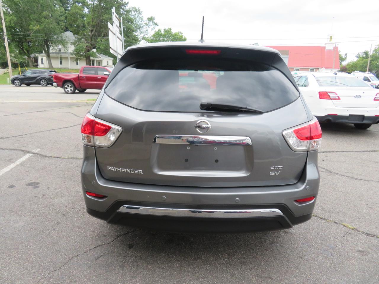 Nissan Pathfinder SV 4WD 2015
