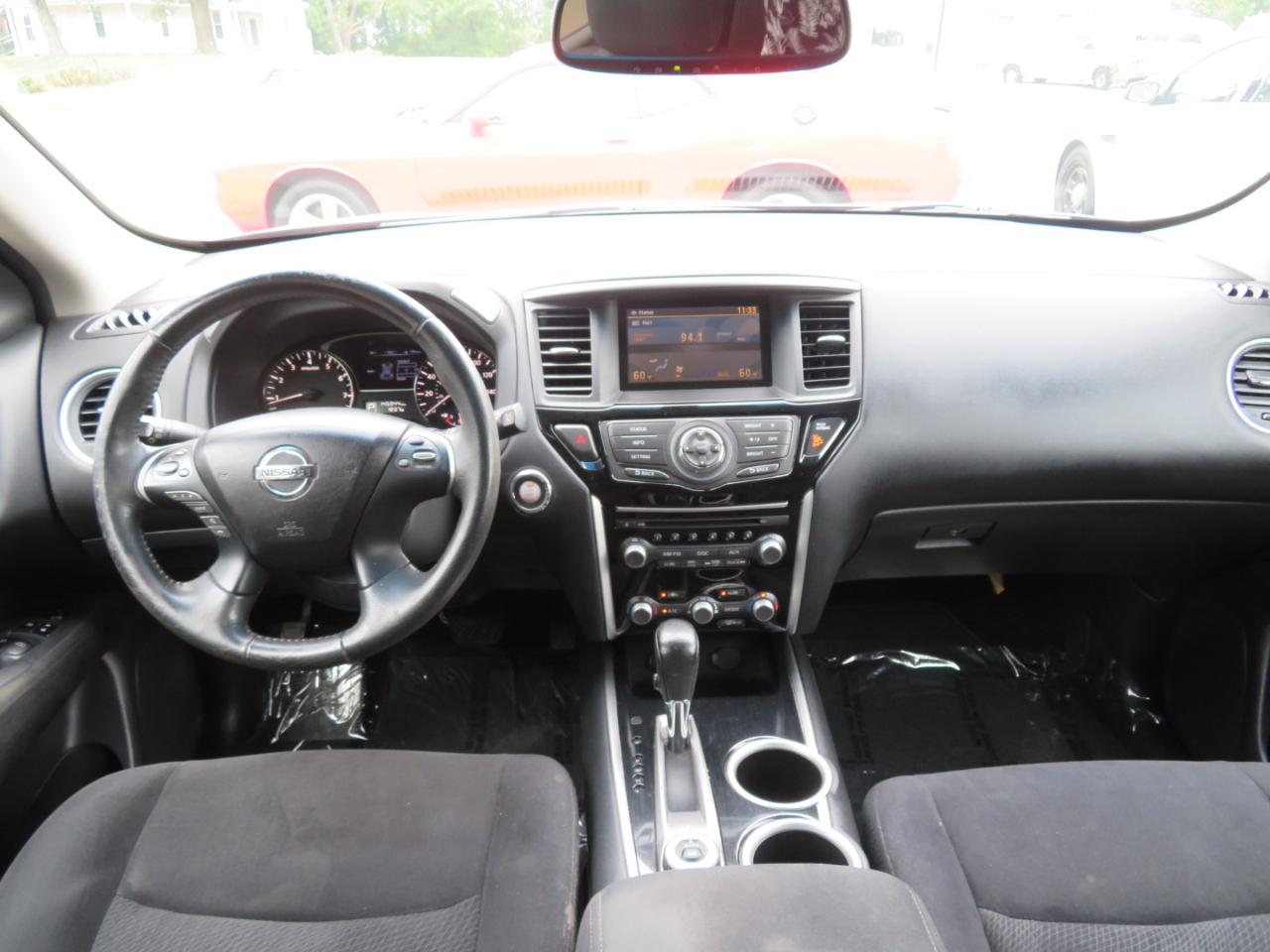 Nissan Pathfinder SV 4WD 2015
