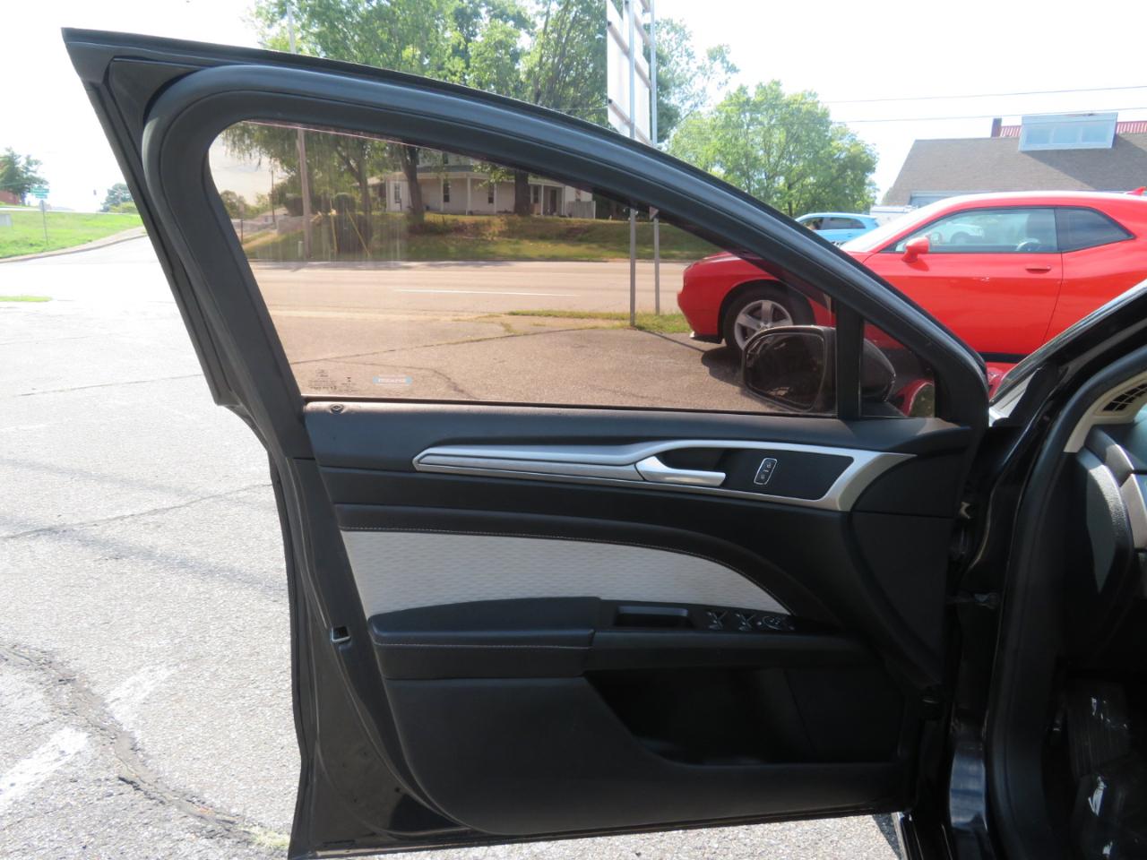 Ford Fusion photo 9