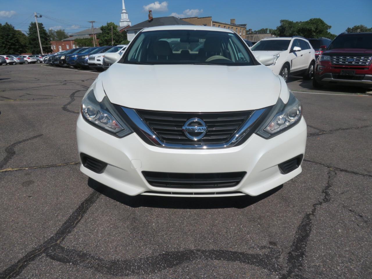 Nissan Altima photo 2